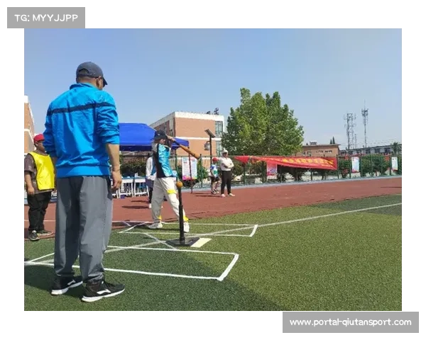 专业教练指导青少年垒球训练 标准化场地提升体验