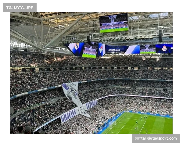 拜仁球迷在伯纳乌看台展示巨幅TIFO，向客队致敬